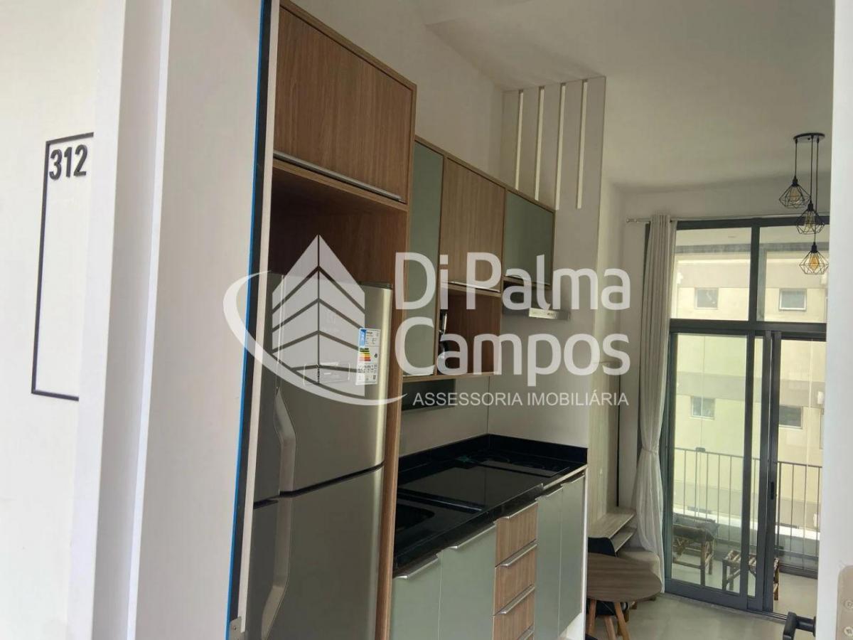 Apartamento mobiliado para locação com 1 quarto e varanda a 350 m do metrô